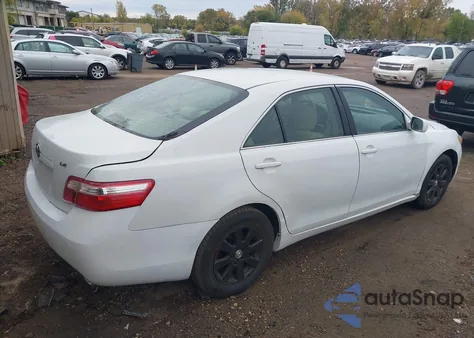 2007 Toyota Camry Le V6 z USA, uszkodzony, nr VIN 4T1BK46K27U547398